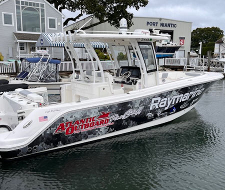 Robalo's R302 Center Console combines fish-ability and bluewater performance in a boat that never backs down.